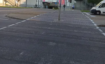 Pri Vivo v Bratislave zmizli priechody pre chodcov, zmätení sú ľudia aj vodiace psy. Tie poznajú len klasické zebry
