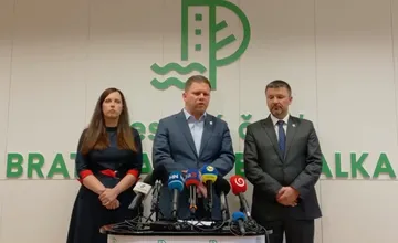 Otrasy v Petržalke pokračujú, o stoličku prišli ďalší zamestnanci. Kto je muž, ktorý mestskú časť pripravil o 2,7 mil?