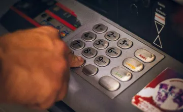 Bankomat ČSOB v Bratislave zákazníkovi nevydal peniaze a vytlačil cudzí bloček. ČSOB tvrdí, že ide o HOAX