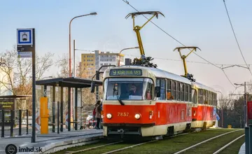 Rodičia z Karlovej Vsi sa boja púšťať deti samé do školy. Vrásky im robí priechod pri zástavke Borská, žiadajú riešenie