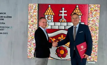 FOTO: Minister Kamenický daroval Ružinovu obraz erbu, ktorý aj sám namaľoval. Medzi obyvateľmi to vyvolalo hádku