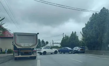 Pri obecnom úrade v Senci sa zrazili dve autá, blokované sú oba pruhy