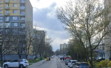 V Ružinove vraj niekto označuje byty kriedou. Obyvatelia Komárnickej si našli pri zámkoch biele bodky