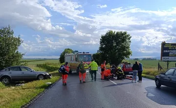 Medzi obcami Blatné a Kaplna sa zrazili dve osobné autá, jedno skončilo mimo vozovky. Obaja vodiči utrpeli zranenia