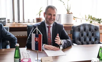 Poslanec Smeru Kéry údajne napadol člena opozičných Demokratov v Zlatých Moravciach. Vraj sa mu vyhrážal polámaním rúk 