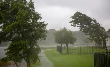 Vo štvrtok čakajte dážď aj ochladenie. Výstraha pred vetrom platí pre celé západné Slovensko, cez víkend príde leto