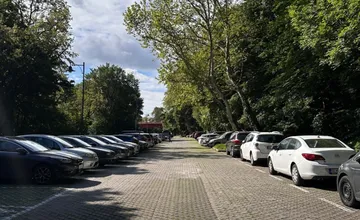 Nové pravidlá parkovania na Železnej studničke. Cez týždeň budú zdarma len prvé tri hodiny