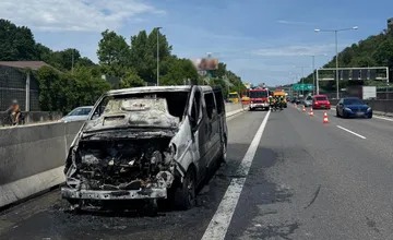Panika na Moste Lanfranconi. Vozidlo zachvátili plamene, premávka  je obmedzená