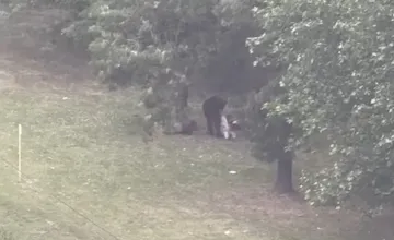 VIDEO: Dramatické chvíle na Kuchajde. Svedok tvrdí, že zamestnanec SBS napadol človeka bez domova, reaguje aj starosta