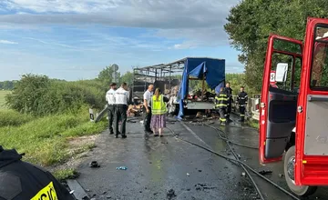 FOTO: Tragická nehoda pri Kolárove: Zrazili sa kamión a dve dodávky, hlásia 4 obete a ďalších zranených