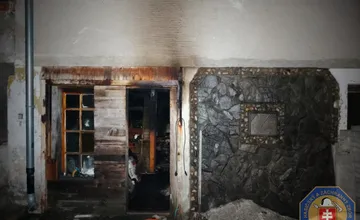Tragédia v Budmericiach. Pri požiari pivnice rodinného domu prišiel o život jeden z bratov