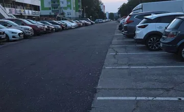 Parkovisko v Ružinove opravili len čiastočne, asfalt v strede, diery po bokoch. Poplátané ako v Kambodži, smejú sa ľudia