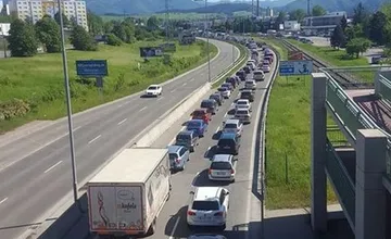 Modernizácia železnice na Záhorí spôsobuje výrazné komplikácie v doprave. Vodiči čelia zdĺhavým kolónam