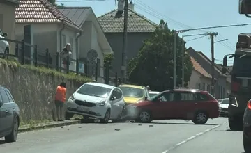 Na vjazde do Stupavy smerom z Bratislavy havarovalo osobné auto, rátajte so zdržaním 