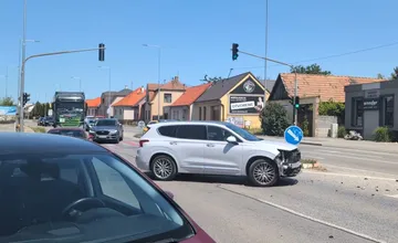 Dopravná nehoda komplikuje vjazd do Pezinka od Svätého Jura, počítajte so zdržaním