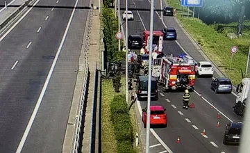 Pozor na hromadné nehody! V Bratislave za Prístavným mostom sa zrazili 4 autá, na D1 za Sencom sa zdržíte dve hodiny