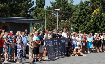 Za otvorenie bazénov na kúpalisku Vadaš v Štúrove protestovali stovky ľudí, riaditeľ je z pomalého vyšetrovania sklamaný