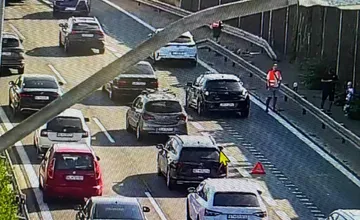V Bratislave na Radlinského sa zrazilo auto s električkou, na D1 je nehoda za Prístavným mostom a na R7 horí auto 