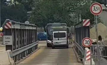 VIDEO: Náhradný most vo Vrakuni slúži pre MHD, mnohí to však nevedia. Sebavedomý autobusár dal vodičovi auta lekciu