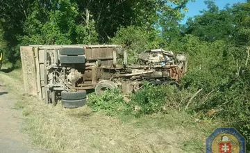 Hrôzostrašná nehoda za Budmericami. Nákladné vozidlo sa prevrátilo a skončilo mimo cesty