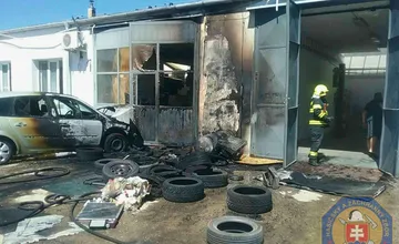 Horor každého mechanika. V Pezinku zhorela autodielňa, požiar sa rozšíril od kompresora