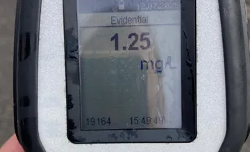 Po Malackách jazdil opitý vodič (63). Jeden z miestnych obyvateľov ho predbehol a zadržal, až kým neprišla polícia