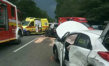 Dopravné obmedzenie medzi Stupavou a Lozornom. Štyria sú zranení, prišiel po nich vrtuľník, úsek je neprejazdný