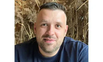 Polícia pátra po nezvestnom 39-ročnom Jurajovi. Na rukách má výrazné tetovania, na pravom obočí malú jazvu