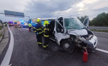 FOTO: Vážna nehoda na D2 pri Bratislave: Zranilo sa päť osôb, zasahovali hasiči aj záchranári