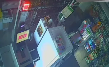 VIDEO: Krádež v Karlovej Vsi. Polícia hľadá muža, ktorý sa vlámal do predajne potravín