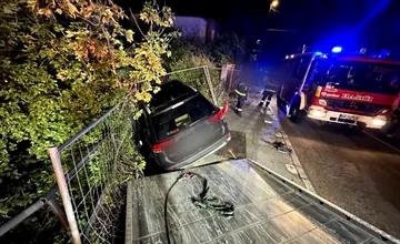 Opitý a nadrogovaný vodič spôsobil v Bratislave dopravnú nehodu. Najprv narazil do vozidla, neskôr skončil v poraste