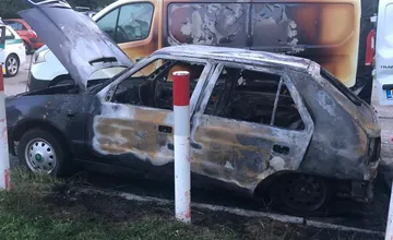 FOTO: Bratislavou otriasol nočný požiar. Na Bieloruskej horeli autá, všetko nasvedčuje, že za požiarom je niekto iný