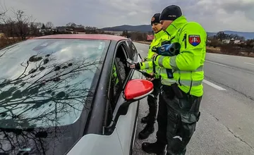 Ak vás pri dopravnej kontrole zastavia muži zákona, dajte si pozor na túto nevinnú otázku. Ako na ňu reagovať?