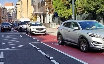Jedno pokazené auto na Dunajskej prinieslo problémy, cyklochodník obsadili autá. Konečne bola využitá, žartujú miestni