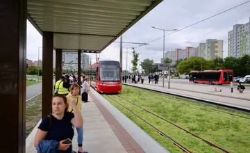 Prvé dni petržalskej električky sú plné sťažností. Má vynechávať spoje a nejazdí podľa grafikonu, DPB reaguje