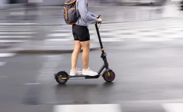Kolobežkárky na zastávke Krížna zrazili dôchodkyňu, hľadajú sa svedkovia