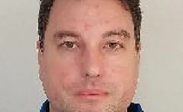 Polícia pátra po 42-ročnom Michalovi z Petržalky. Spoznať ho môžete aj podľa jazvy na krku