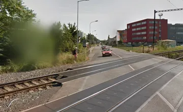 Ružinovčanom sa nepáči vysvetlenie železníc, pre trúbenie vlakov na priecestí na Ivanskej nevedia naďalej v noci spať