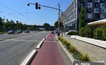 Neboli ste svedkom tejto nehody v Bratislave? Vodič auta nedal prednosť kolobežkárovi, došlo k jeho pádu