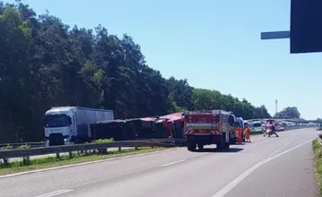 Na D2 sa pred Kútmi smerom do Malaciek prevrátil kamión