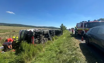 Na D2 sa prevrátil ďalší kamión, zrazil sa s nákladným vozidlom, zdržíte sa 