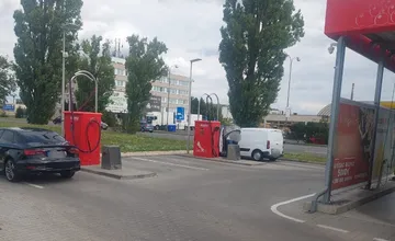 Vodič v Pezinku zrazil dieťa, skončilo v nemocnici. Polícia hľadá svedkov nehody v autoumývarke