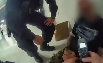 VIDEO: Šofér BMW v Senci narazil do áut a nafúkal viac ako 2,5 promile. Z auta ho museli ťahať policajti