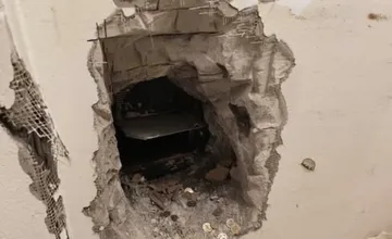 Zlodeji vybúrali dieru do steny, aby vykradli trezor. Seneckí policajti riešia prípad vynaliezavých zločincov