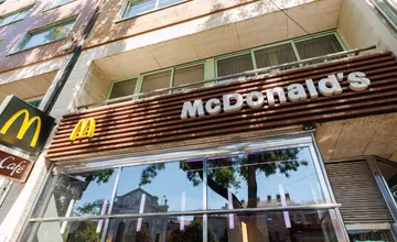 Darček k 30. výročiu vo veľkom štýle: McDonald’s v centre Bratislavy prešiel prestížnou rekonštrukciou