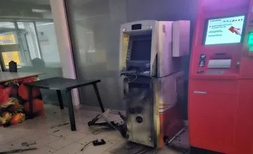 Zlodeji odpálili v bratislavskej Dúbravke bankomat, úradovali v obchodnom centre