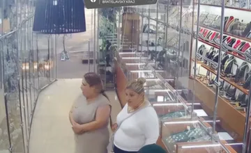 FOTO: Drzá krádež v centre Bratislavy! Poznáte tieto ženy? Hľadá ich polícia, ukradli šperk za 5-tisíc