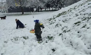 FOTO: Sneh dorazil aj do Petržalky, obyvatelia mesta sa cez víkend delili o radosť, spomienky aj úsmevné postrehy