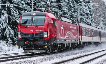 AKTUALIZOVANÉ: Expresný vlak z Bratislavy do Košíc meškal pre poruchu rušňa takmer hodinu, situáciu zachránil rušňovodič