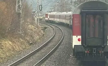Na Liptove sa oproti sebe stretli expres a nákladný vlak. Železničnú dopravu prerušili